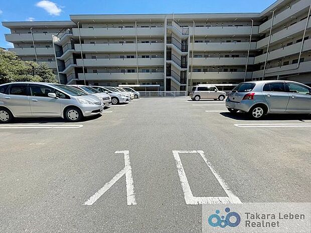 【敷地内駐車場】敷地内に駐車場を設けることで、便利で安心なカーライフを実現しました。(車種等には制限がございます。)