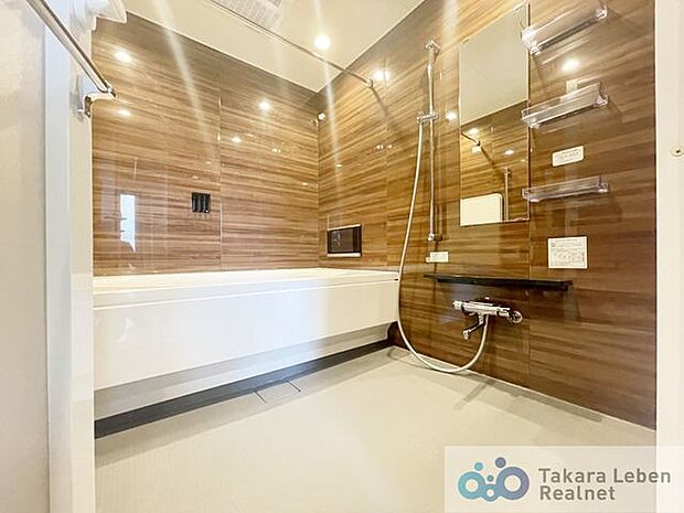 1620サイズのゆったりとした浴槽にはタカラレーベンオリジナルのジェットバスを標準装備。日々の疲れを癒してくれます。また、上部にはハンガーパイプがあるので室内干しも可能です。