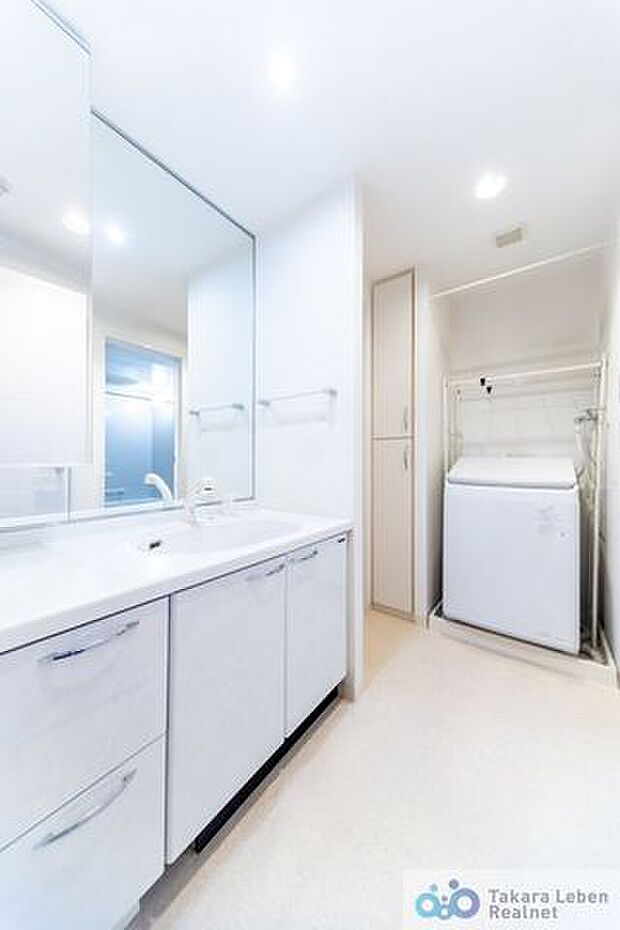 ゆとりのある洗面室。便利な収納スペースがございますので、アメニティやタオル類の格納としてお使いになれます。