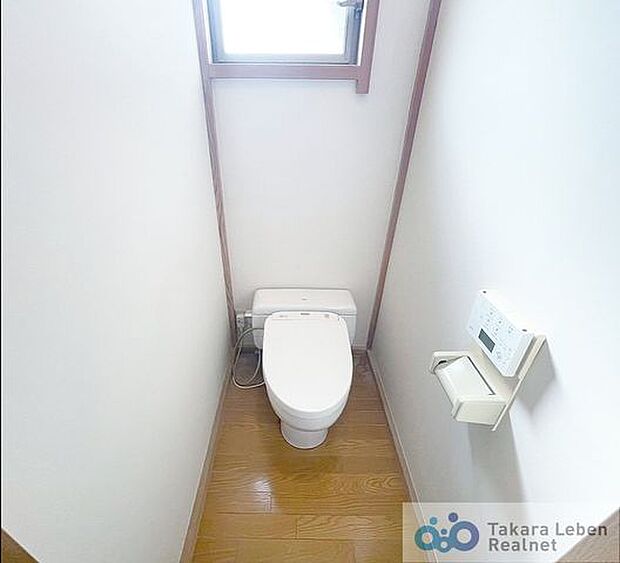 2階にあるトイレは人気のタンクレスを採用。お掃除もしやすいので日々の家事掃除の時短にも繋がりますね。