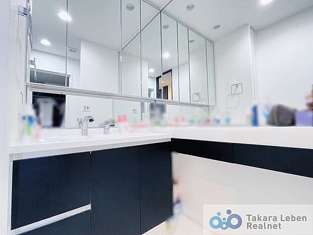 洗面スペースはゆとりがあり、朝の寝起きラッシュ時にも、歯磨きやドライヤーなど、家族で洗面室の利用が可能。バタバタする時間にも少し余裕が持てそうですね。