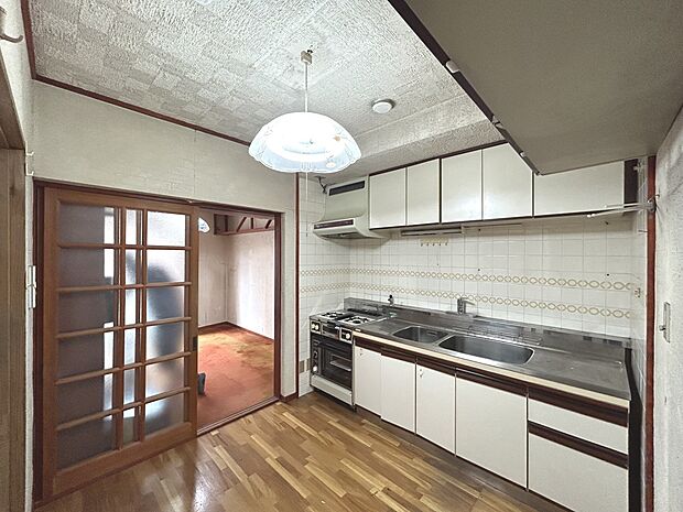 ＤＫの広さを感じられスペースを有効活用できる壁付けキッチン
