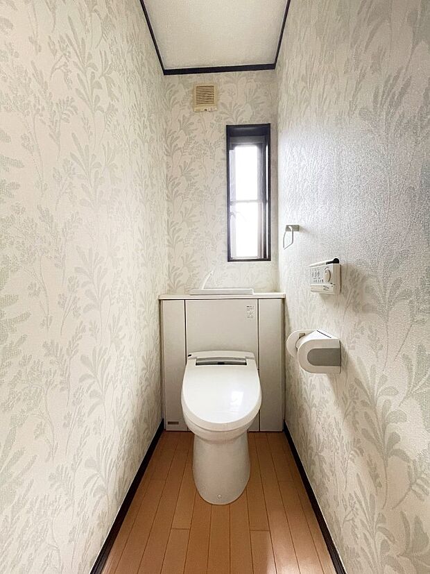 小窓が付いて風通しの良いトイレ