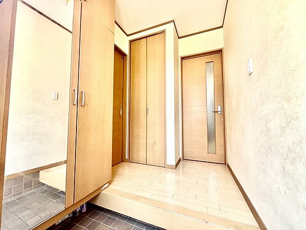 自然光が取り込まれ明るい玄関は収納もあるのでスッキリした衛生的な空間を保てそう