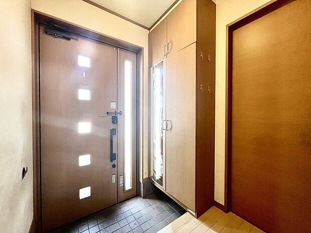 自然光が取り込まれ明るい玄関は収納もたっぷりでスッキリした衛生的な空間を保てそう