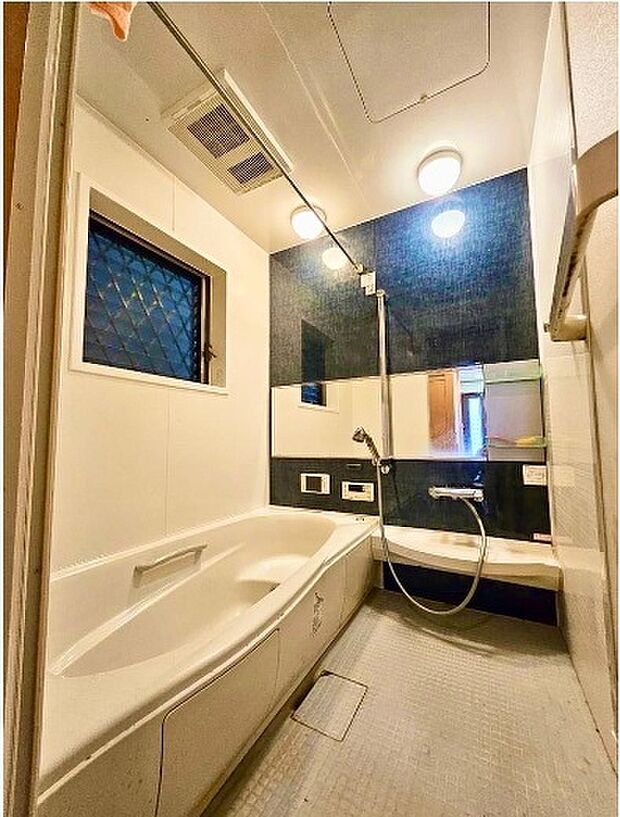 ≪バスルーム≫ 追い炊き機能と浴室乾燥機暖房付きのバスルームです。