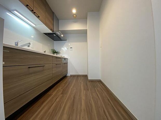 ≪キッチン≫ キッチン後部にも収納棚など置くスペースが御座います。