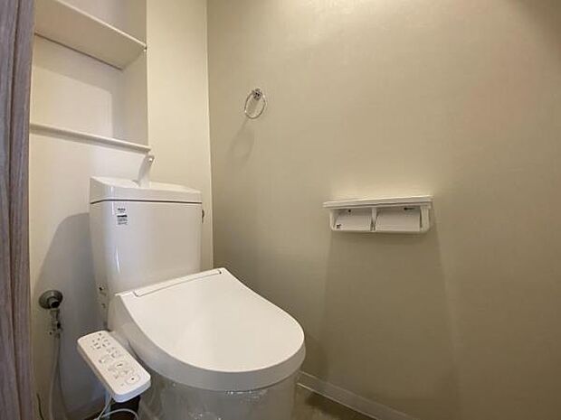 ≪トイレ≫ 温水洗浄機能付き便座になります。