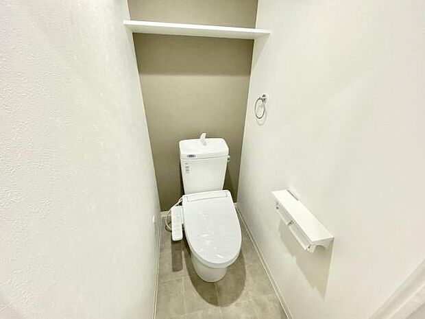 新調済で綺麗になったトイレです。温水便座付きです。