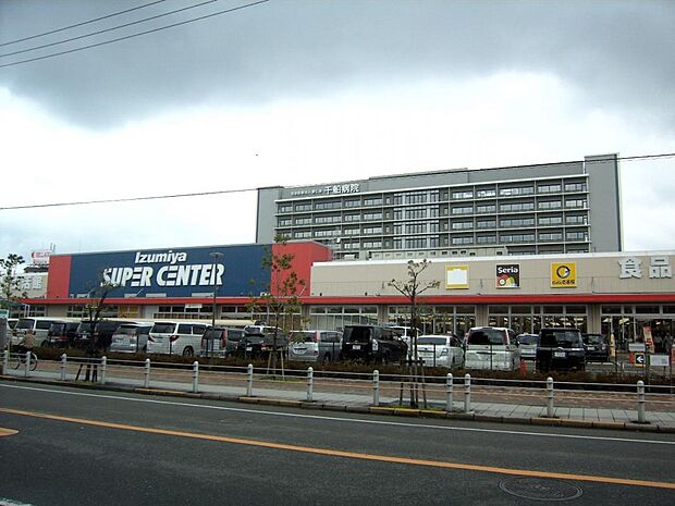 イズミヤ食品館含め複合商業施設のイズミヤ。駐車場も整った便利なショッピングセンターです