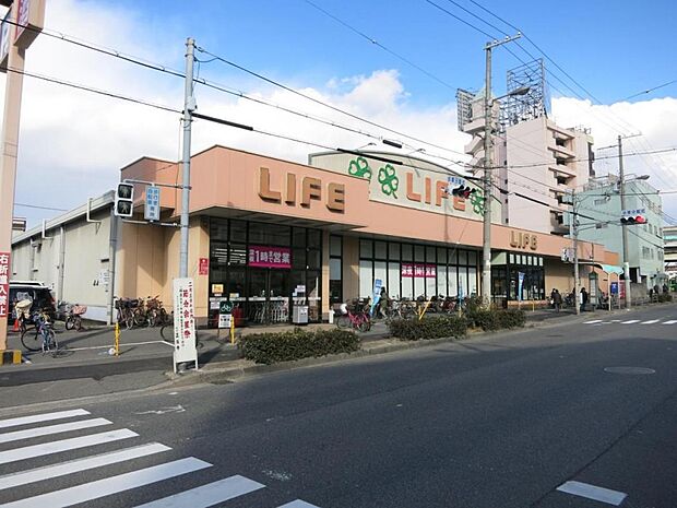 伝法駅への途中にあるスーパーライフ伝法此花店。駐車場もある便利なスーパーです。