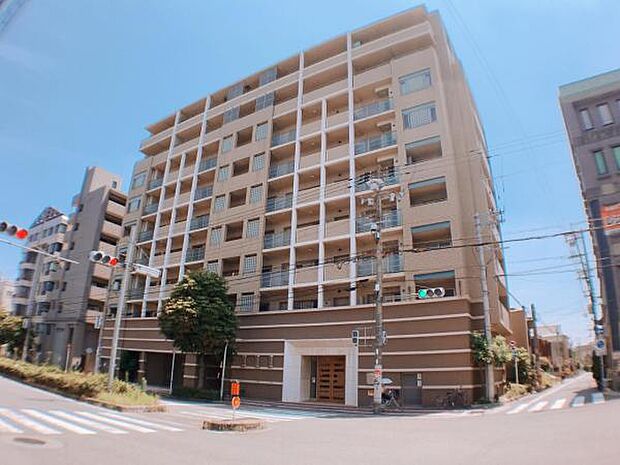 阿倍野区の松虫通りに面したスケールの大きなマンションです♪♪すぐ南側に小学校があり通学も安心な立地です。