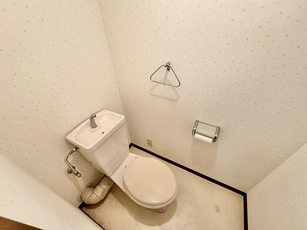 ≪トイレ≫ 上部には棚も完備されたトイレになります。