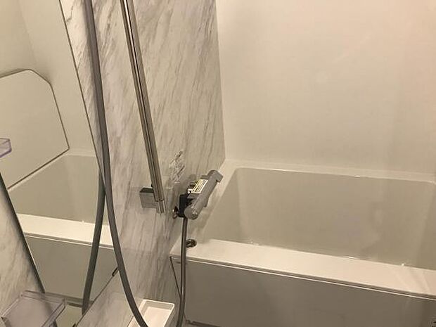 浴室暖房、換気のついたバスルーム