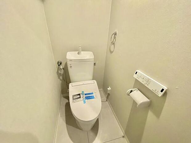 ≪温水洗浄機能付きトイレ≫新調された綺なトイレです。