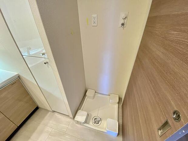 ≪洗濯機置き場≫ 室内洗濯機置き場です。狭いスペースを活用しており、洗面所が広々使えますね。