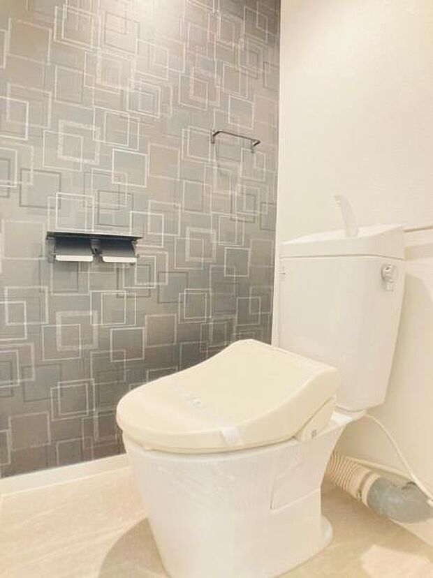 ≪トイレ≫ 可愛い壁紙が特徴のトイレです。 