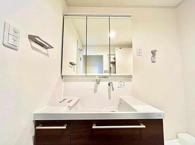 ≪洗面室≫ 3面鏡の洗面化粧台です。 収納も豊富