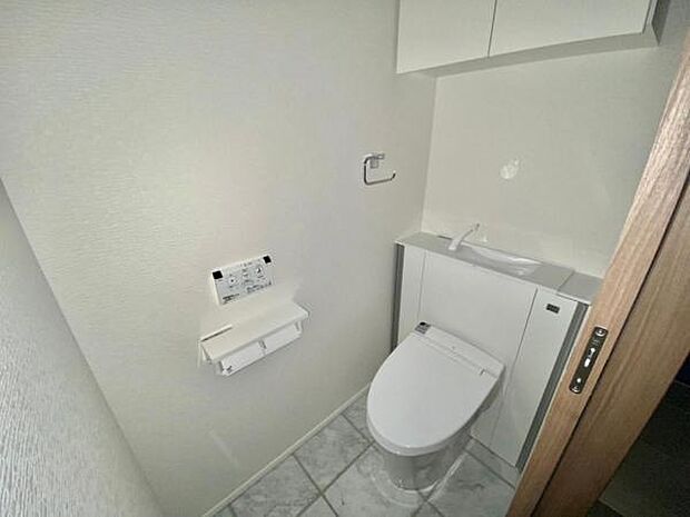 ≪トイレ≫ 手洗い台付きのトイレです。ウォシュレット機能あり