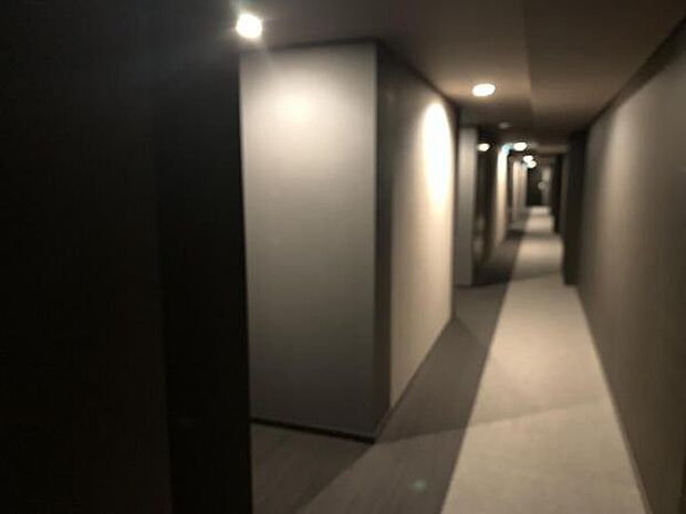 ≪内廊下≫ ホテルのような雰囲気のマンションの廊下