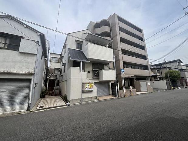 西側は通路の為、角地のような開放感