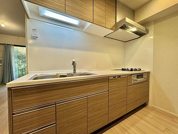 〜キッチン〜 食洗機・浄水機能付きシャワー水栓など充実した設備に加え上部にも豊富に収納可能なスペースが設けられております。