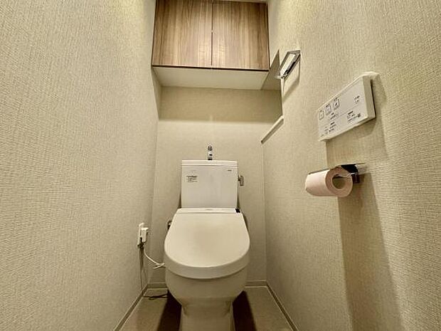 〜トイレ〜 ゆったりとした広さのトイレは温水洗浄機能付き便座に加え上部に収納スペースを完備しております。