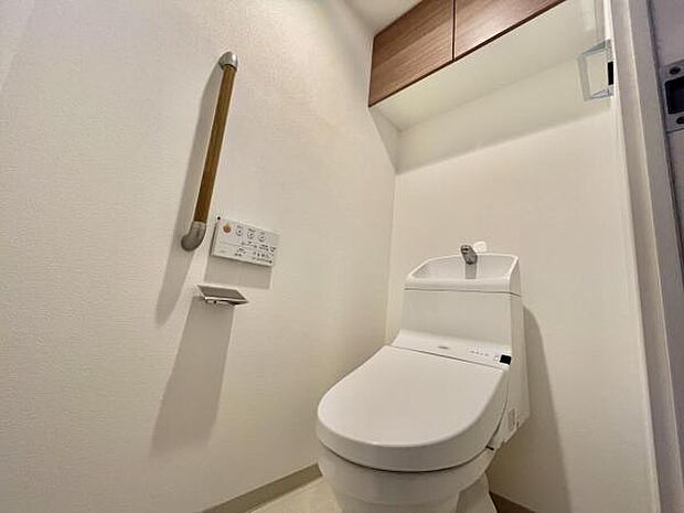 ≪トイレ≫ 温水洗浄機能付き便座のトイレです。