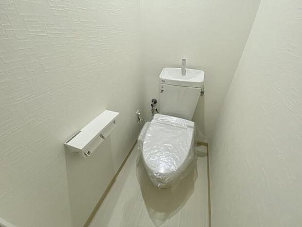 ≪トイレ≫ 白が基調の清潔感のあるトイレです。奥行きもあり圧迫感がありません。
