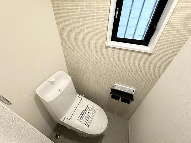 〜トイレ〜 1階のトイレになります。温水洗浄機能付きになっております。