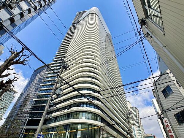 ≪現地外観写真≫ フォーシーズンズホテル×ブリリア超高層複合タワー地上49階建ての19階に所在