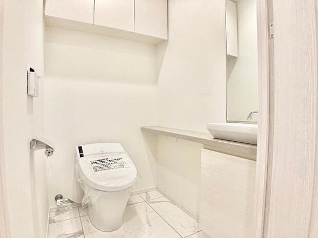 ≪トイレ≫ 温水洗浄機能付きトイレで洗面台が設置されております。