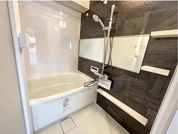 ≪バスルーム≫ 浴室乾燥暖房機、 追い炊き機能完備のバスルームです。
