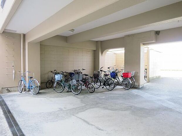 ≪駐輪場≫ 敷地内駐輪場です。雨に濡れる心配がないので、自転車の劣化や倒れる心配が減ります。