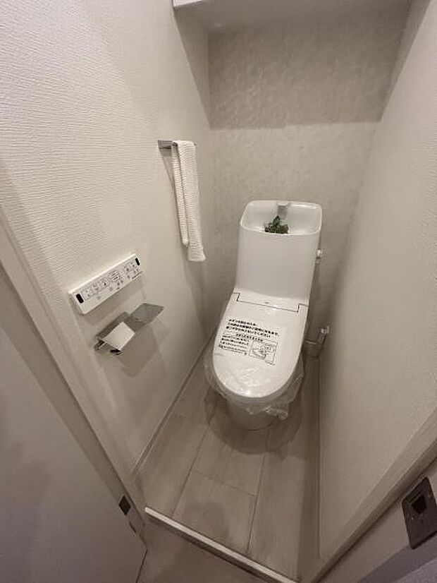 トイレには快適な温水洗浄便座付き 
