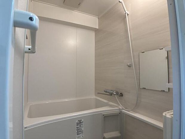 ≪浴室≫ 白を基調とした清潔感ある浴室です。
