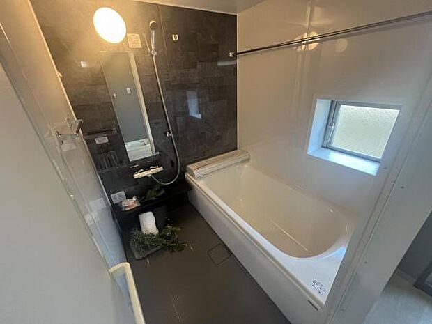 浴室には窓があるので、空気の入れ替えができカビも生えにく衛生的。 