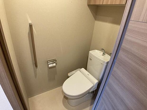 ≪トイレ≫ ウォシュレット機能付きトイレです。上部収納あり