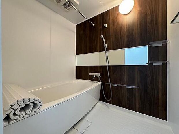 ≪バスルーム≫ 浴室乾燥暖房機付きのバスルームです。