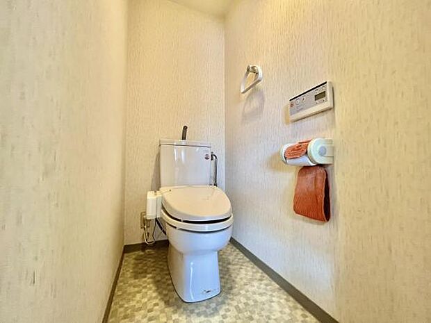 ≪トイレ≫ 温水洗浄機能付きのトイレです。