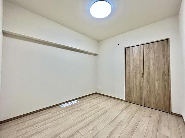 ≪洋室≫ 約4.5帖の洋室です。 真ん中のお部屋ですが、先行配管でクーラー設置可能になっております。