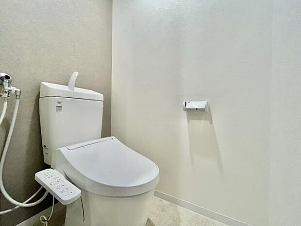 ≪トイレ≫ 温水洗浄機能付き便座のトイレです。