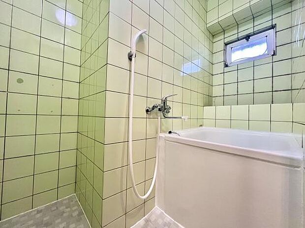 ≪浴室≫ マンションには珍しい小窓付きのバスルームです。