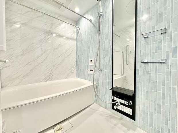 明るい色合いのバスルーム。ゆったりと足を伸ばせるゆとりある浴槽が一日の疲れを癒してくれます。 