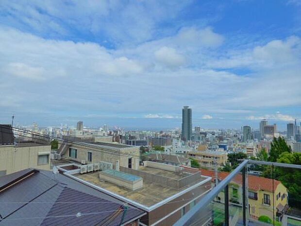 3階リビングより南東方面を望みます。ミナト神戸の中心街、三ノ宮の街をパノラマで見渡すことができる眺望です。