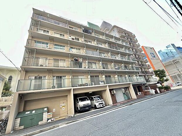 昭和56年1月築のマンション☆ 中はフルリフォーム済ですので、すぐにお住いいただけます☆