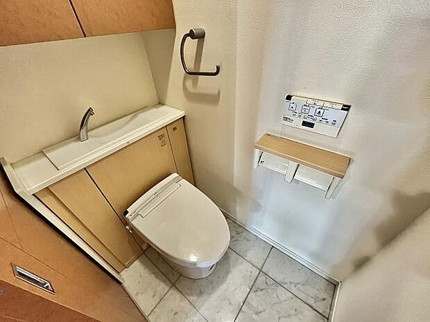 収納スペースのあるトイレはウォシュレット完備☆