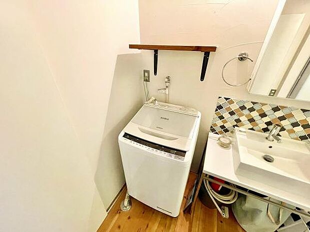 洗濯機置き場  上部に棚もあり、収納力もあります。