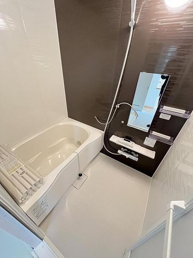 落ち着いた色合いのアクセントパネルがお洒落な浴室ユニットバスは、システムキッチン同様に新調しています。