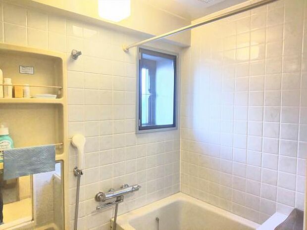窓のある明るい浴室乾燥暖房機付のバスルーム